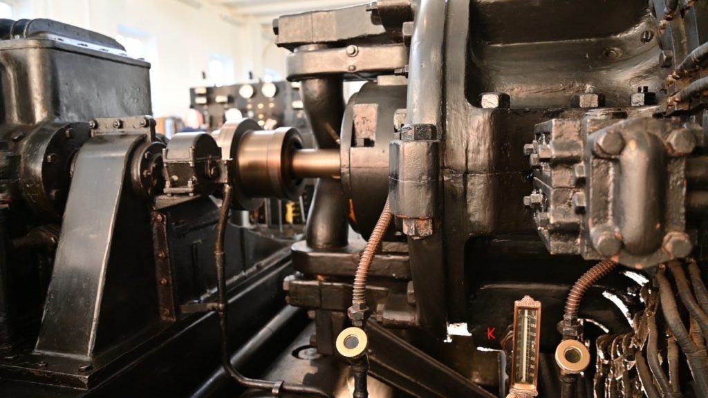 Der Alexanderson-Hochfrequenzgenerator im Betrieb.