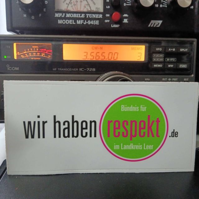 Am Dienstag, den 17.September, hatte der Landkreis Leer Vereine und Organisationen zu einer Veranstaltung zum Thema Respekt in das Sparkassenforum in Leer eingeladen.
Das Bündnis für Respekt wurde 2020 vom Landrat Matthias Grote zusammen mit Vertretern vieler gesellschaftlicher Gruppen ins Leben gerufen. Es waren Angriffe auf Rettungskräfte im Landkreis Leer vorausgegangen. Ziel ist es, sich gegen Hass und Hetze, für Respekt und Toleranz und ein respektvolles Miteinander in der Gesellschaft einzusetzen. In der Nachbarschaft, am Arbeitsplatz, im Verein und in den sozialen Medien. Dem Bündnis gehören Bundes-, Landtags- und Kommunalpolitiker ebenso wie Vertreter von Polizei, Rettungsdienst und Feuerwehr, von Wirtschaft und Gewerkschaft, Kirche, Sport und Kultur an. 
Auch unser Ortsverband unterstützt die Ziele des Bündnisses aus voller Überzeugung und mit ganzer Kraft. Toleranz und gegenseitiger Respekt sind schließlich seit je her wichtige Grundpfeiler auch des Amateurfunks.
#bündnisfürrespektimlandkreisleer 
#landkreisleer 
#stabsstelleehrenamt 
#stadtleer 
#amateurfunk 
#respekt