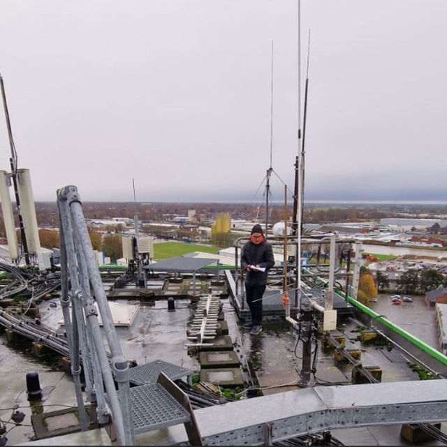Antennenkontrolle in luftiger Höhe von fast 50 Metern und Ausmessen von Grenzabständen zu den Antennen der Mitbetreiber auf dem Turm. Das war unsere Aufgabe vor einigen Tagen. Bei Schneeschauern, Wind und Temperaturen von 2 Grad Celsius kein wirkliches Vergnügen. Aber, "wat mutt dat mutt". Denn es soll da oben ja auch alles schön fest bleiben und nichts herunterfallen. Die schöne Aussicht von oben entschädigte dann etwas für das schlechte Wetter. Und schön ist es auch, wenn man sich nach getaner Arbeit unten wieder aufwärmen darf.
#amateurfunk
#vfdbz31
#ehrenamt
#landkreisleer
#stabsstelleehrenamt
#stadtleer
#elektronik