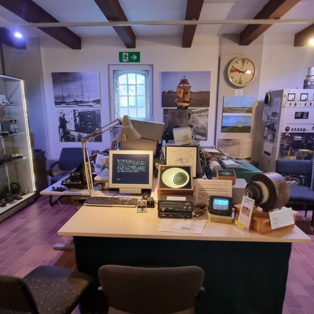 📻 Z31 & Friends im Norddeich-Radio-Museum 
Am 15. Juni besuchte der Ortsverband Z31 gemeinsam mit Freunden das Norddeich-Radio-Museum in Norden – ein spannender Ausflug in die Welt der Seefunkgeschichte! 💡⚓

Die Führung übernahm Fritz, DJ4BP, der uns mit viel Fachwissen, Humor und spannenden Anekdoten durch die Ausstellung leitete. So wurde beispielsweise der Weg eines Telegramms von der Aufgabe an Land bis zur Übermittlung durch Norddeich Radio an das Schiff im Detail nachvollzogen. Dank der praxisnahen Erklärungen wurde der Besuch für alle zu einem echten Erlebnis. 🎙️📡
Vom historischen Seenotfunk bis zur modernen Funktechnik – das Museum beeindruckt mit einer liebevoll zusammengestellten Sammlung und einem starken Bezug zur Region. Ein Muss für alle Technik- und Funkbegeisterten! Toll, dass in diesem Museum die Erinnerung an die legendäre Küstenfunkstelle wachgehalten wird.

Vielen Dank an Fritz und das Museumsteam für diesen tollen Vormittag! 🙌

#Z31AndFriends #OVZ31 #Amateurfunk #NorddeichRadio #Funkgeschichte #Museum #Norden #DJ4BP #HamRadio #Funkamateure #GeschichteErleben