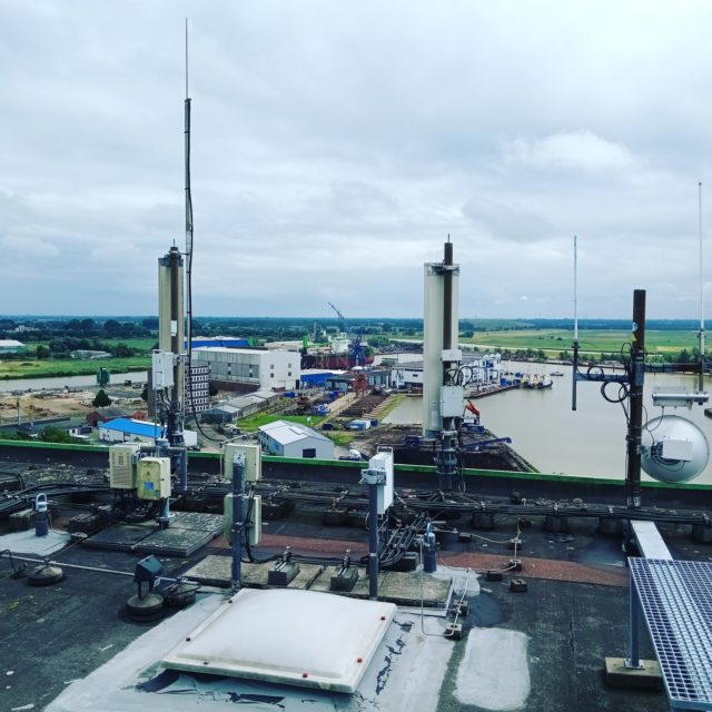 Heute ging es mal wieder hoch hinaus zu Routinearbeiten auf den Agravis-Turm in Leer. Eine der Aufgaben war der turnusmäßige Probelauf unseres Notstromgenerators. DIeses ist wichtig, damit bei einem Ausfall des Stromnetzes unser Funkrelais betriebsbereit bleibt. Des Weiteren haben wir noch die Ausgangsleistung des Senders gemessen. Ach ja, und das Objektiv unserer Webcam haben wir auch noch geputzt. Die Fernsicht vom Turm war heute wieder mal super und auch die Temperatur sehr angenehm. Also, Routineaufgaben check und glücklich wieder abgestiegen. Bis zum nächsten Mal. #vfdb #telekom #stadtleer #landkreisleer #amateurfunk #technik #agravis